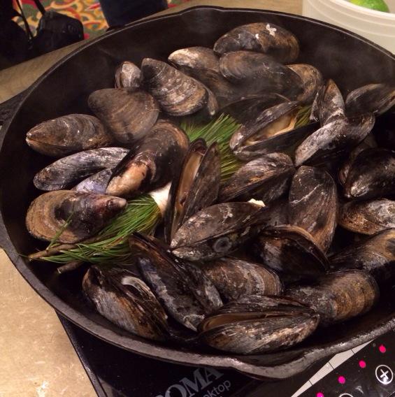Mussels in a pan with pine needles